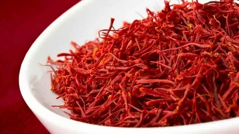 تصویر 4 از زعفران کادویی قائنات با بسته‌ بندی ویژه و مناسب مراسم و مناسبت‌ های خاص
